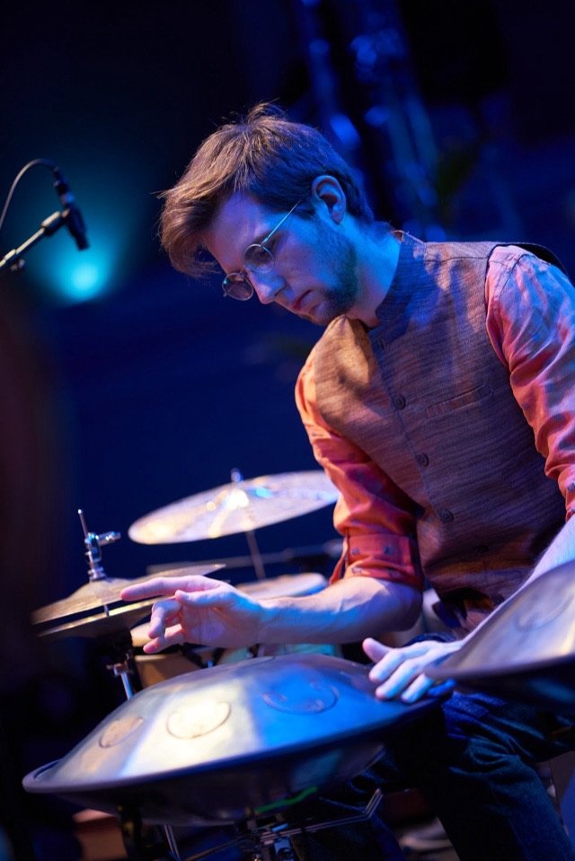 Jonny Kölbl über Becken und Handpan gebeugt, Akkordeonfestival Wien.